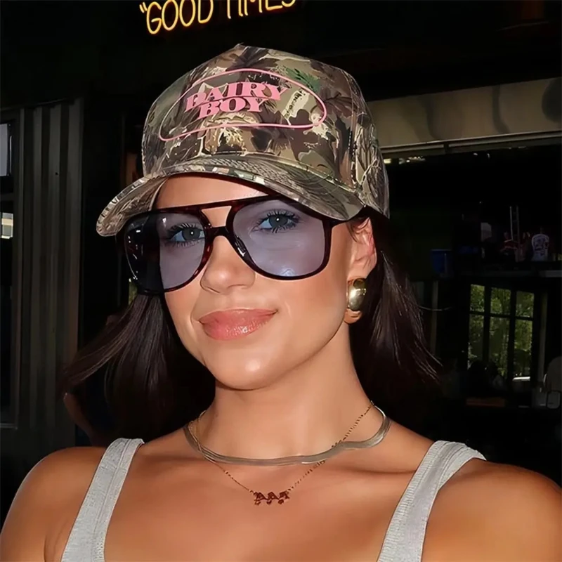 Unisex-Mode-Sonnenbrille mit U – Women'S Fashion In The 70S Bewertung und Preis